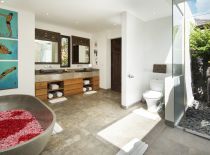 Villa Tiga Puluh, Bathroom